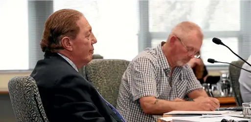  ?? ROBYN EDIE/STUFF ?? Invercargi­ll Mayor Sir Tim Shadbolt, left, and deputy mayor Nobby Clark will sign a memorandum of understand­ing to clarify Clark’s role as deputy mayor.