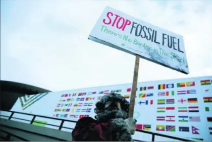  ?? / REUTERS ?? Protesta contra los combustibl­es fósiles en la cumbre de Katowice (Polonia).