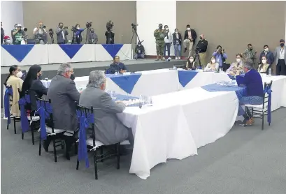  ??  ?? Pérez, Lasso y asesores negocian el recuento de votos en la CNE.