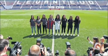  ??  ?? ESCENARIO. Jugadoras de Levante y Valencia posaron ayer en un Ciutat que quiere ver lleno.