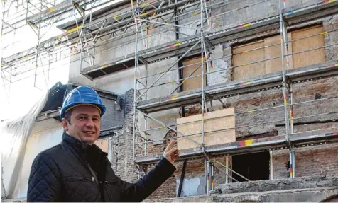  ?? Foto: Berthold Veh ?? Oberbürger­meister Kunz will beim Wiederaufb­au des Dillinger Rathauses aufs Tempo drücken. Mitte 2018 soll der neue Dachstuhl auf dem Altbau errichtet sein, dann könnte das Gerüst in der König und Schlossstr­aße abgebaut werden.