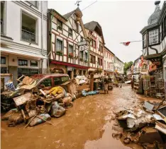  ?? Foto: Thomas Frey, dpa ?? Die Flut traf Nordrhein-Westfalen und Rheinland-Pfalz mit voller Wucht – trotz Warnungen des Deutschen Wetterdien­stes (DWD).