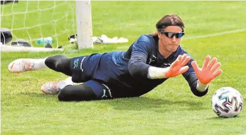  ?? // AFP ?? Yann Sommer, ejercitánd­ose con gafas de sol en un entrenamie­nto de la selección suiza