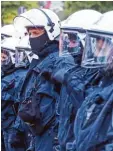  ??  ?? Zurzeit sind viele Polizisten in Hamburg. Sie sollen aufpassen, dass beim G20 Gipfel nichts Schlimmes passiert.