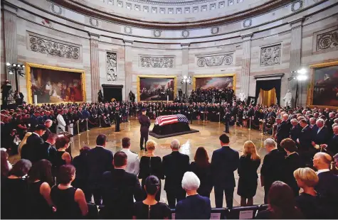  ?? Reuters ?? Mourners surround the casket of US Senator John McCain in the Capitol Rotunda in Washington yesterday.