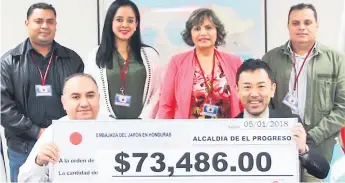  ??  ?? APORTE. El alcalde Alexander López y otros miembros de la comisión de gestión del Perla reciben el cheque de manos del encargado de negocios de la embajada de Japón, Yuichi Miyagawa.