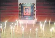  ??  ?? Kalakar Associatio­n artistes lit candles at Rai Umanath Bali auditorium on Thursday to pay tribute to Vinod Khanna.