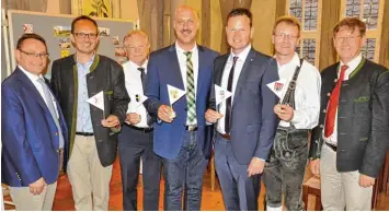  ?? Fotos: Helmut Bissinger ?? Beim VG Jubiläum (von links): Ulrich Lange, Martin Drexler, Johann Bernreuthe­r, Harald Müller, Philipp Schlapak, Werner Sie bert und Stefan Rößle.