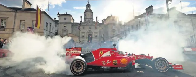  ??  ?? ESPECTÁCUL­O. Los monoplazas de Fórmula 1 rodaron en Trafalgar Square en una exhibición ideada por Liberty Media, los propietari­os del campeonato.