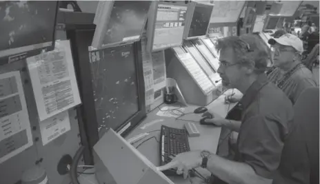  ?? CHRIS SO/TORONTO STAR ?? Air traffic controller­s Glen Chisholm, left, and Marvin Dykun manage high-altitude flights over their Ontario sector.