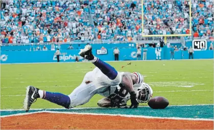  ?? JOEL AUERBACH THE ASSOCIATED PRESS ?? Buffalo Bills tight end Charles Clay is unable to make a last-minute catch in the end zone in the second half against the Dolphins on Sunday. With the victory, the Dolphins improved to 6-6 for the season, while the Bills fell to 4-9 on the NFL campaign.