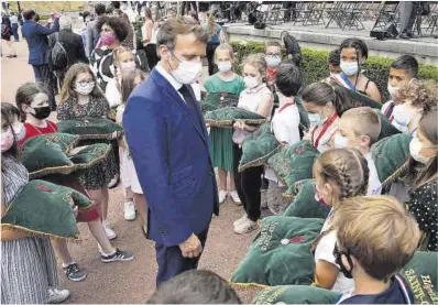  ?? Michel Euler / Efe ?? Macron, en una escuela de Suresnes, el pasado viernes, recordando la Resistenia francesa ante los nazis.