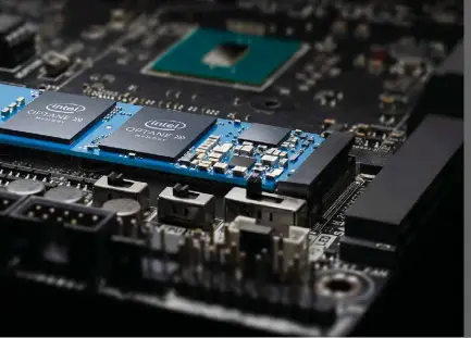  ??  ?? Intel arbeitet unter dem Label Optane an einer neuen Speicherte­chnik, die heutige SSDs und Hauptspeic­her auf DRAM-Basis ersetzen soll. Optane basiert auf 3D XPoint (3DXP). Die ersten Optane-Produkte (16 GB und 32 GB) sollen ausschließ­lich auf PCs...