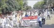  ?? MANOJ DHAKA/HT ?? Farmers protesting at Chaudhary Charan Singh Haryana Agricultur­e University in Hisar on Friday.
