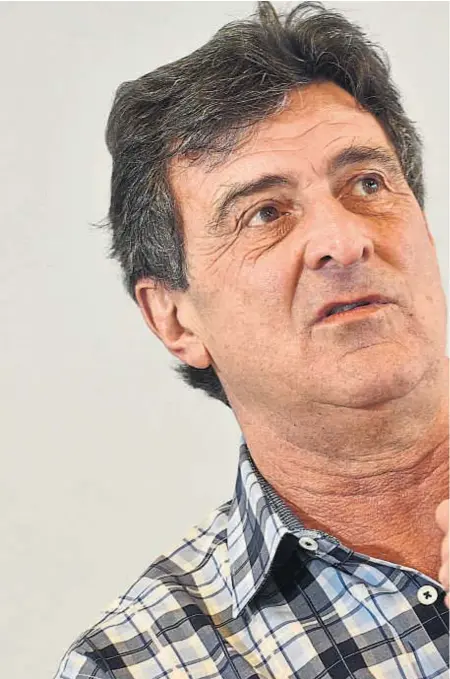  ??  ?? Otro perfil, la misma pasión. Mario Kempes pasó por Córdoba para presentar su libro autobiográ­fico. “No dudé en escribir