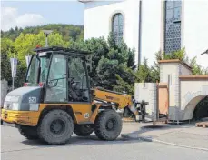  ?? FOTO: JUTTA FREUDIG ?? Die Tore für das 16. Immendinge­r Schlossfes­t stehen bereit. Am heutigen Donnerstag geht der Aufbau der Feststände in die heiße Phase. Am Freitag, 31. August, um 19 Uhr wird das Fest mit dem historisch­en Spiel vor dem Rathaus eröffnet.