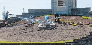  ?? BOB TYMCZYSZYN TORSTAR ?? Niagara Parks staff work on the floral clock, one of the most visited sites in the area.