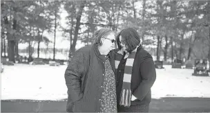  ?? JENN ACKERMAN/WASHINGTON POST ?? From left, Justin Miller’s mother, Drinda, and older sister, Alissa, visit his grave in Lino Lakes, Minn. Miller commited suicide in February 2018 — one of 19 veteran suicides on VA hospital campuses over the past two years.