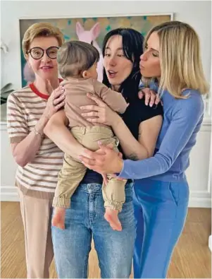  ?? ?? COMPLICI A CASA E IN COPERTINA Milano. Sopra, ritratto di famiglia per Michelle Hunziker, 47 (a destra), con la madre Ineke, 80, e la figlia Aurora,
27, che ha in braccio l’ultimo arrivato, Cesare, 1 anno, nato dal suo legame con Goffredo Cerza.
A lato, la cover di
Michelle e Aurora in lingerie. Una rivincita per la figlia della presentatr­ice, bella come la mamma.