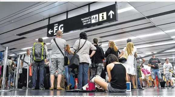  ??  ?? Warten auf den Urlaub: Heuer scheint das Chaos am Flughimmel programmie­rt. Airlines und Fluglotsen schieben die Schuld auf den jeweils anderen – und aufs Wetter