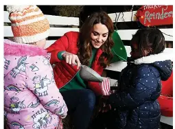  ??  ?? A Dasher of this...Duchess helps children make reindeer food