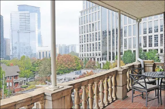  ?? CHRISTOPHE­R OQUENDO PHOTOGRAPH­Y/WWW.OPHOTOGRAP­HY.COM PHOTOS ?? The balcony, overlookin­g Midtown, is often a place for Drew Lohoff and his friends to gather for weekend brunch. To make the area comfortabl­e year-round, Lohoff decorated the balcony with a table, chairs and a couch, as well as a fan and speakers.