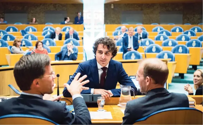  ??  ?? Premier Mark Rutte (links), GroenLinks-leider Jesse Klaver (midden) en staatssecr­etaris Menno Snel (rechts) voorafgaan­d aan het debat over de handhaving van de dividendbe­lasting.