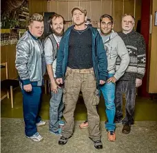  ?? Foto: ČT ?? Hospodská parta V seriálu Most! hrají (zleva) Michal Isteník, Vladimír Škultéty, Martin Hofmann, Zdeněk Godla a Cyril Drozda.