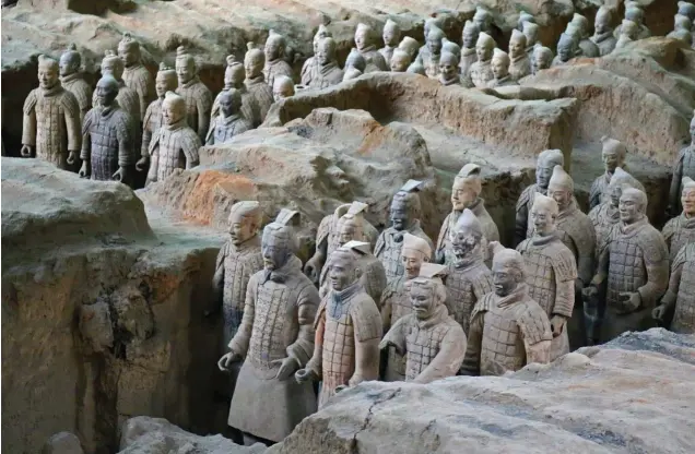  ??  ?? ENTERRADO CON SUS SOLDADOS. Los guerreros de terracota de Xian (arriba) son más de 8.000 estatuas sepultadas junto a los restos del emperador chino Qin Shi Huang (210 a.C.).
