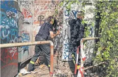  ?? FOTO: GEILHAUSEN ?? Feuerwehrl­eute verschweiß­ten gestern Nachmittag die Tür, durch die am Vorabend der Rettungsdi­enst dem 16-Jährigen zu Hilfe kam.