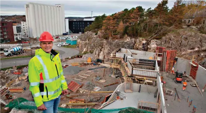  ?? FOTO: VEGARD DAMSGAARD ?? Gründer Arne Paulsen gleder seg over at Xland reiser seg i skråningen på Odderøya, med siloen og Kilden i bakgrunnen.