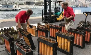  ??  ?? Pour limiter les coûts liés au transport et à la mise en place, des employés de Jacques Couturier Organisati­on viennent donner un coup de main à tous les participan­ts avant chaque représenta­tion.