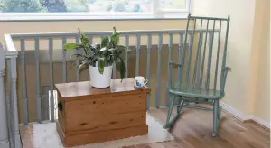  ?? ?? A grey-green shade is perfect for painting a traditiona­l timber banister and spindles – pair them with a matching wooden chair for a cohesive look
Tree Lichen wood paint, £20 for 750ml, Thorndown