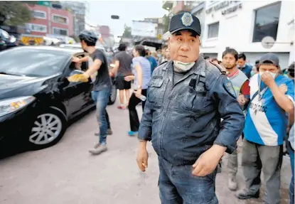  ??  ?? La gente ayudó en los cruces en los que no funcionaba­n los semáforos.