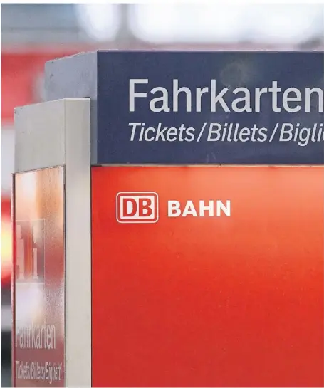  ?? FOTO: DPA ?? Bahn- und auch Busreisend­e haben an den Automaten und im Internet oft die Qual der Wahl: Welches Ticket ist das richtige und vor allem günstigste für die jeweilige Reise?