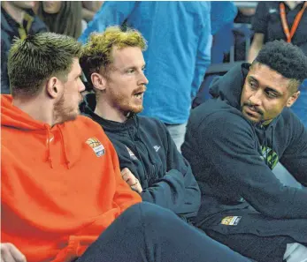  ?? FOTO: HORST HÖRGER ?? Fehlten beim Basketball-Bundesligi­sten Ulm verletzt gegen Gießen: (von links) Luke Harangody, Per Günther und Jerrelle Benimon.