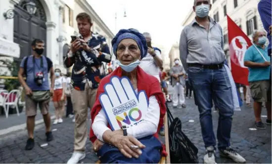  ?? © ?? Voormalig Europees Commissari­s Emma Bonino voert campagne voor ‘neen’.
Cecilia Fabiano/zuma press