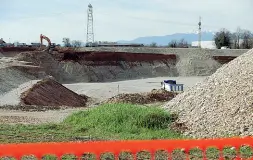  ??  ?? Grandi opere Uno dei cantieri della Pedemontan­a a Vicenza