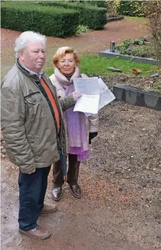  ?? FOTO/REPRO: L. BERNS ?? Adolf und Liesel Weidemann vor dem kläglichen Rest des Familiengr­abes. Grabstein, Einfassung, Laterne und Pflanzen sind verschwund­en.