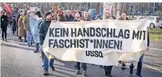  ?? FOTO: HANS-JÜRGEN BAUER ?? Die Demonstran­ten vom Bündnis „Düsseldorf stellt sich quer“zogen durch die Stadt, um ein Zeichen gegen Rechts zu setzen.