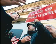  ?? Foto: Petr Topič, MAFRA ?? Otázka na tělo Předseda ČSSD Jan Hamáček v diskusi s demonstruj­ícími. „Kdy necháte padnout vládu?“ptali se ho.