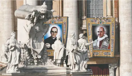  ??  ?? Retratos de monseñor Óscar Arnulfo Romero (izq.) y el papa Paulo VI (der). adornaron ayer la Plaza de San Pedro, en el Vaticano, durante la ceremonia de canonizaci­ón de ambos religiosos, encabezada por el papa Francisco.