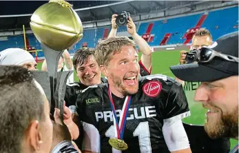  ?? Foto: Petr Sznapka, ČTK ?? Oslava Jan Dundáček se spoluhráči z vítězného týmu Prague Black Panthers se radují z víkendovéh­o triumfu v Czech Bowl. Pro Pantery to byl šestý mistrovský titul v řadě.