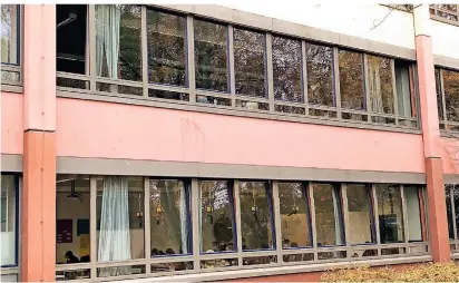  ?? FOTO: AEG ?? Einige Fenster in den Klassenräu­men des Albert-einstein-gymnasiums sind während des Unterricht­s derzeit geöffnet, da die Witterung es noch zulässt. Wenn es kälter wird, werden sie nur noch alle rund 20 Minuten geöffnet.