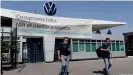  ??  ?? Volkswagen de México, la planta de Puebla cerró temporalme­nte su producción debido al coronaviru­s. (Marzo de 2020)