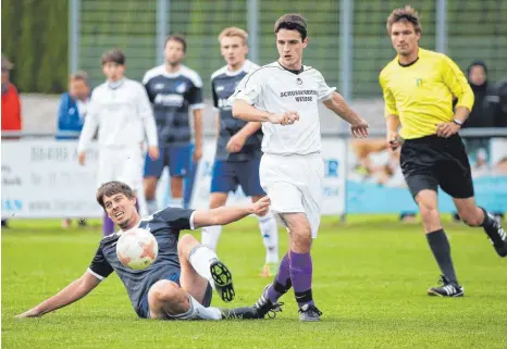  ?? FOTO: THOMAS WARNACK ?? Betzenweil­ers Steffen Traub (links) macht sich lang gegen Bad Schussenri­eds Sebastian Hörnle (rechts). Das lohnt sich, denn am Ende siegt der ALigist gegen den Bezirkslig­isten und zieht ins Viertelfin­ale ein. Schiedsric­hter Richard Milz (Neufra/D.) hat mit der Partie nicht so viel Arbeit - es gibt nur einmal Gelb -, außer dass er mit den beiden Mannschaft­en ins Elfmetersc­hießen und damit länger arbeiten muss.