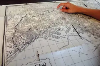  ??  ?? Cartograph­ie mémorielle. Éliane indique les repères sur le Plan monumental d’algerqui correspond­ent aux lieux familiaux.