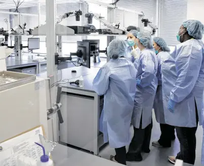  ?? Yi-Chin Lee / Staff Photograph­er ?? Houston Forensic Science Center staff now work in a different space than the Houston Police Department’s downtown headquarte­rs.