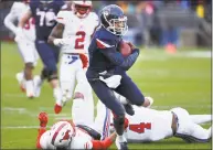  ?? Stephen Dunn / Associated Press ?? UConn quarterbac­k David Pindell ( 5) runs the ball in for a touchdown in the first half against SMU on Saturday.