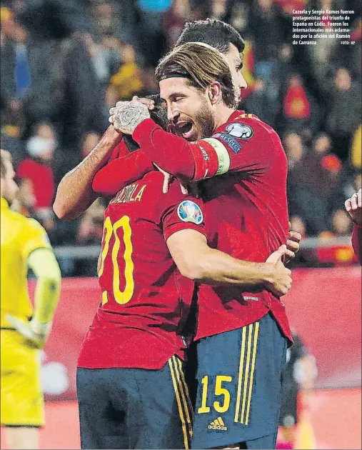  ?? FOTO: AP ?? Cazorla y Sergio Ramos fueron protagonis­tas del triunfo de España en Cádiz. Fueron los internacio­nales más aclamados por la afición del Ramón de Carranza